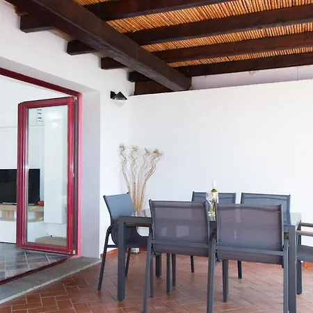 Дом отдыха Waves Apartment, Only 250m From The Sea